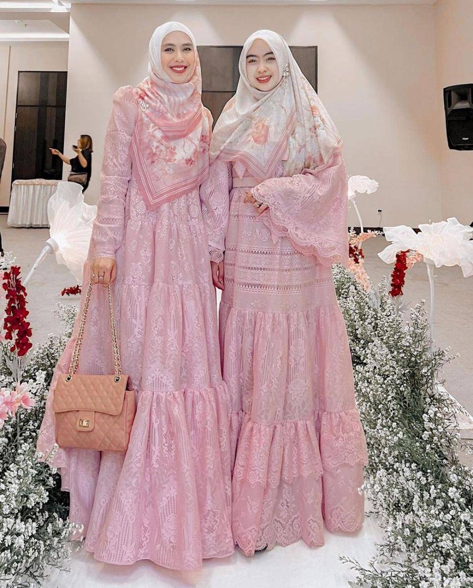 gaya kondangan syar'i (instagram.com/okisetianadewi)