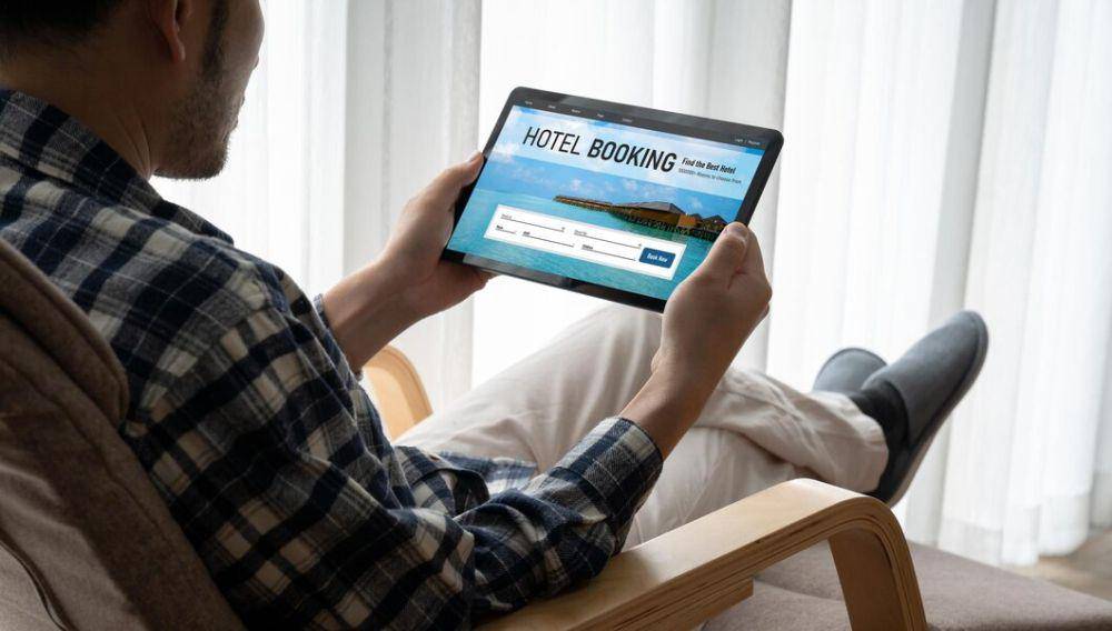 Ilustrasi booking hotel via online (freepik.com/biancoblue)