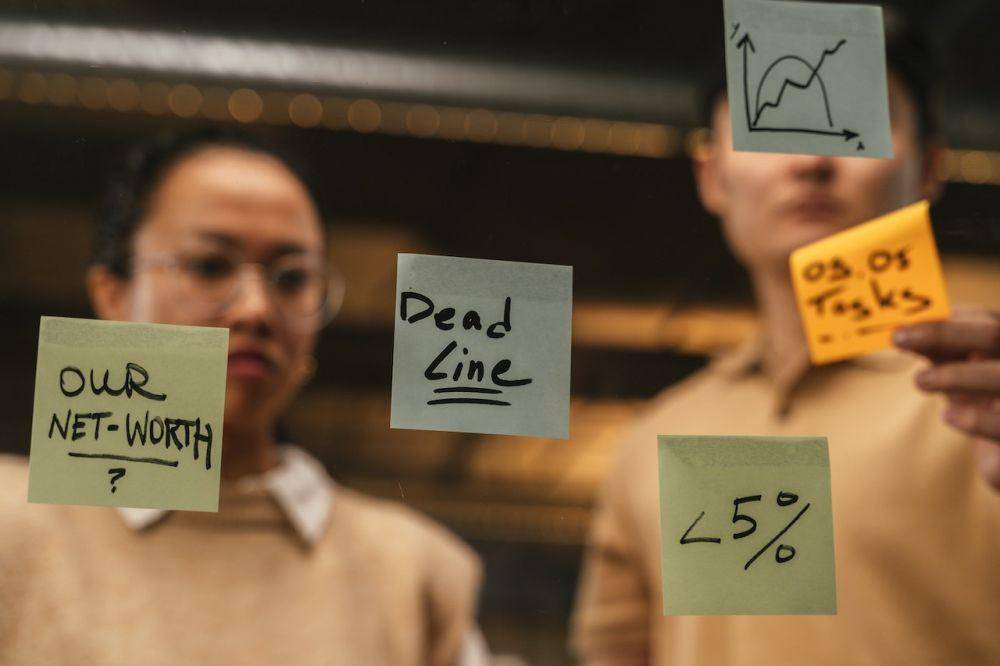 ilustrasi penggunaan sticky note (pexels.com/ANTONI SHKRABA production)