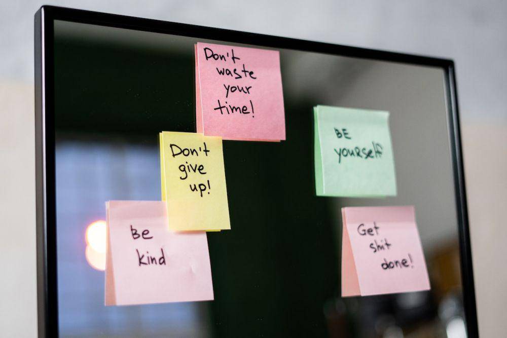 ilustrasi penggunaan sticky note (pexels.com/cottonbro studio)