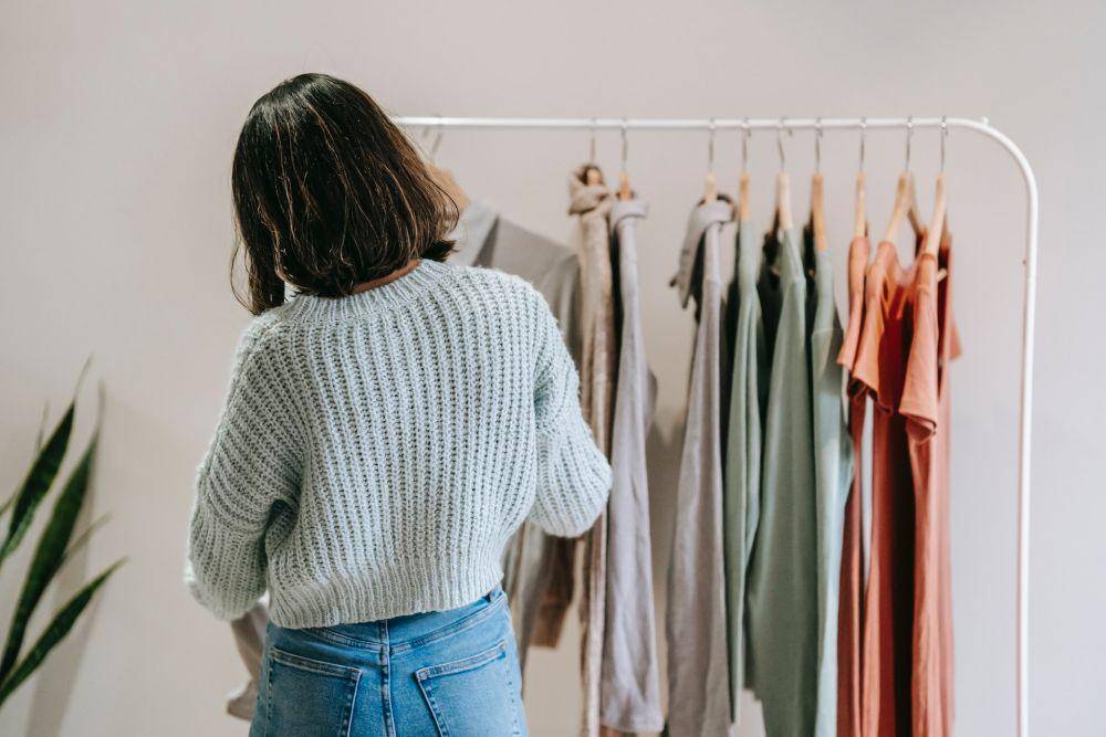 Stand hanger (pexels.com/Liza Summer)