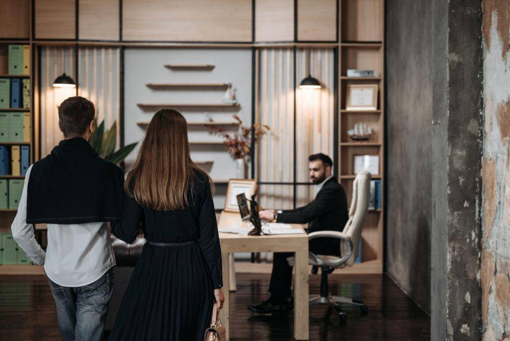 ilustrasi berduaan di kantor (pexels.com/Pavel Danilyuk)