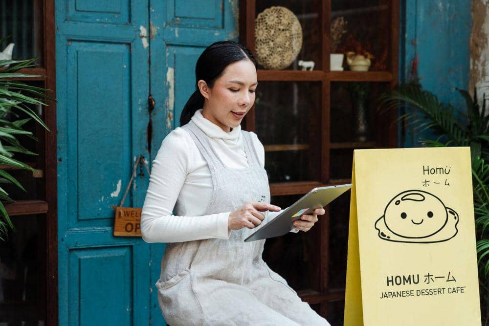 ilustrasi wanita duduk di toko (pexels.com/Ketut Subiyanto)