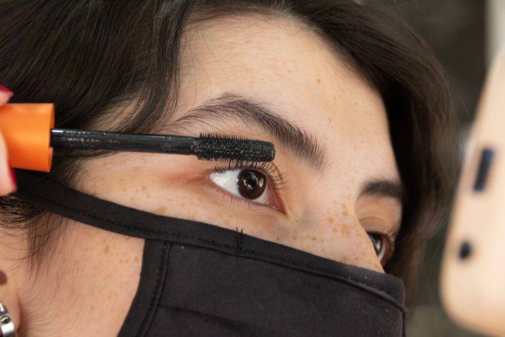ilustrasi mengaplikasikan maskara (unsplash.com/@andyspidey)