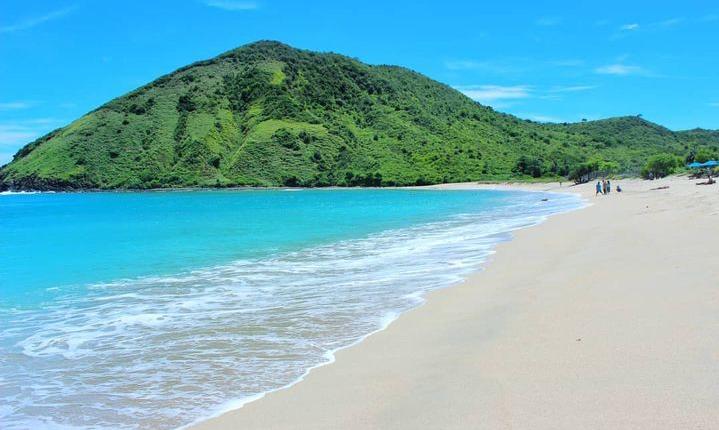 Pantai Mawun Lombok: Informasi Lokasi, Harga Tiket dan Tips Wisata