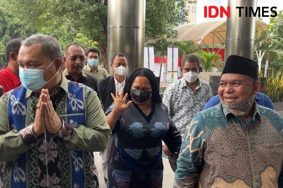 Kuasa Hukum Lukas Enembe, Stefanus Roy Renin (kiri), Istri Lukas Enembe, Yulce Wenda (tengah), dan Petrus Bala Pattiona (kanan) datangi KPK. (IDN Times/Aryodamar)