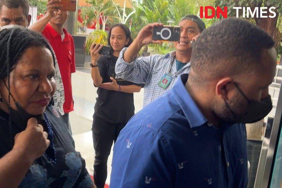 Istri Lukas Enembe Yulce Wenda (kiri) dan anaknya, Astract Bona (kanan) diperiksa KPK (IDN Times/Aryodamar)