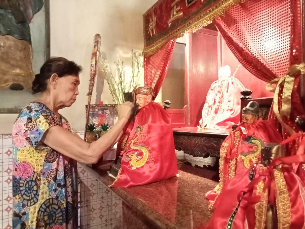 Sambut Imlek, Baju Dewa di Klenteng Tulungagung Diganti Warna Merah