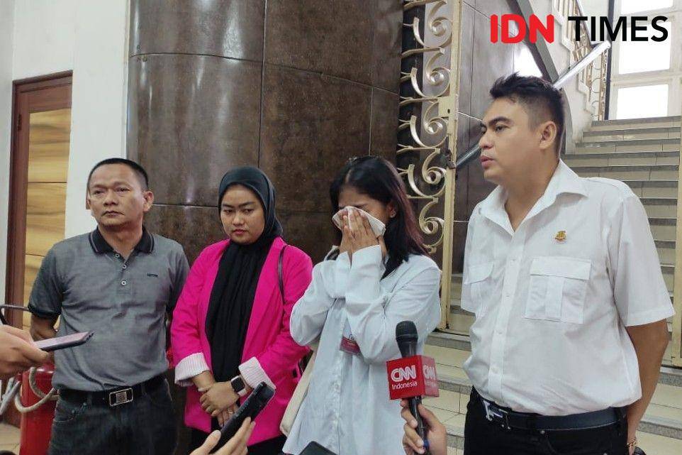 Putri Ketua Partai Republik Satu, Hasnaeni Moein "Wanita Emas", AMM (17) mendatangi Kantor Komisi Pemilihan Umum (KPU) RI, Jakarta Pusat (IDN Times/Yosafat Diva Bayu Wisesa)