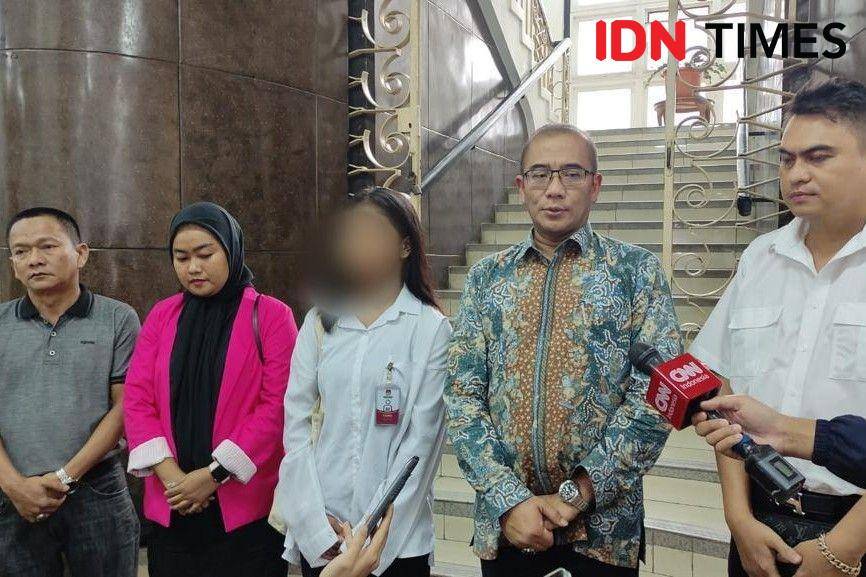 Putri Ketua Partai Republik Satu, Hasnaeni Moein "Wanita Emas", AMM (17) mendatangi Kantor Komisi Pemilihan Umum (KPU) RI, Jakarta Pusat (IDN Times/Yosafat Diva Bayu Wisesa)