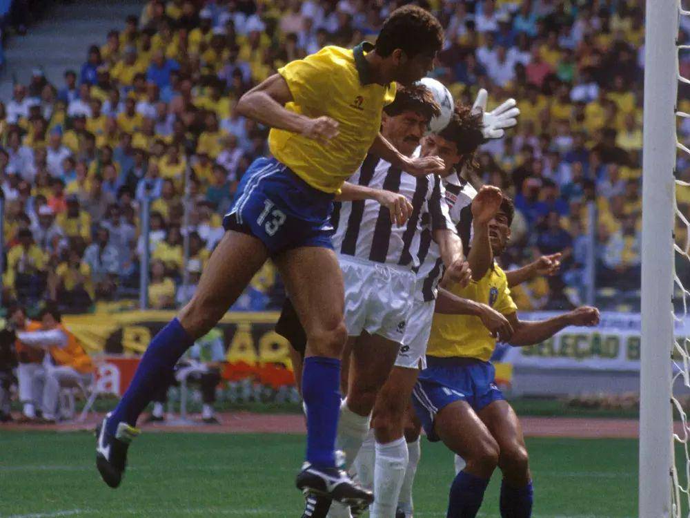 Brasil bertanding melawan Kosta Rika di Piala Dunia 1990. (fifa.com)