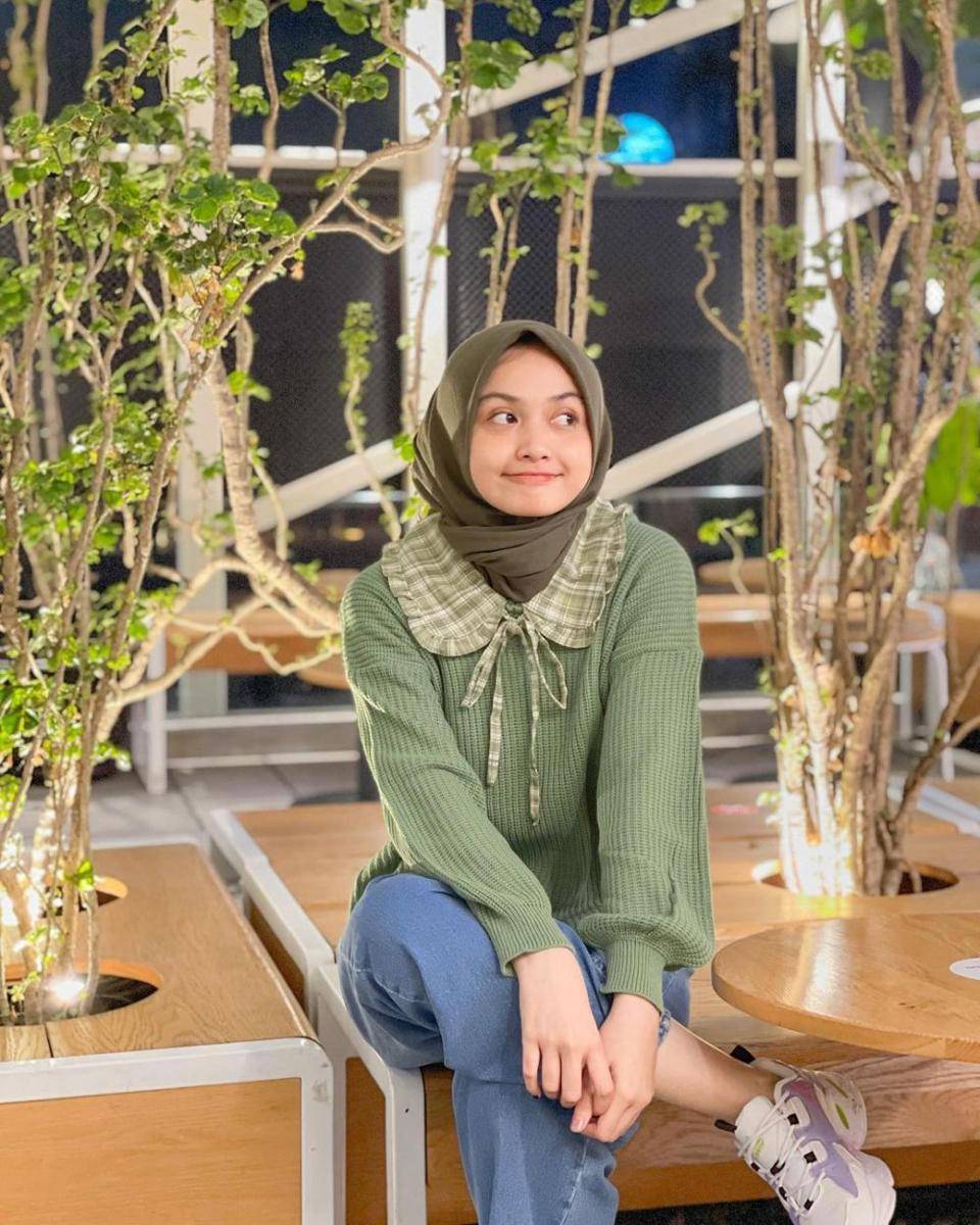 padu padan outfit warna hijau ala selebgram Elya Anisa (instagram.com/elyanisa_)