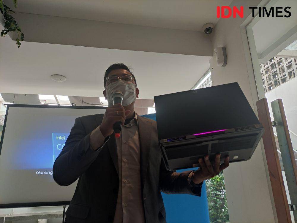 Gaming Product Manager Acer Indonesia, Andreas Lesmana, dengan Acer Predator Helios 16. (IDN Times/Alfonsus Adi Putra)