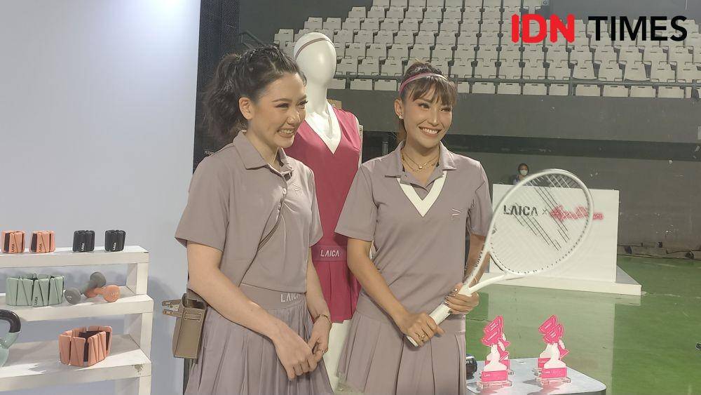 LAICA x Ayu Dewi meluncurkan koleksi sportswear tenis yang fashionable dan fungsional di Tennis Indoor Senayan, Kamis (19/1). (Aprodithe Kyrie/IDN Times)