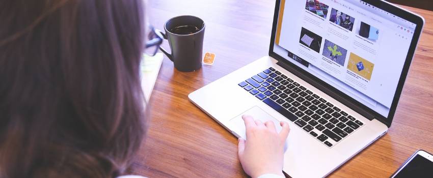Wanita membuat copywriting (pixabay.com/StartupStockPhotos)