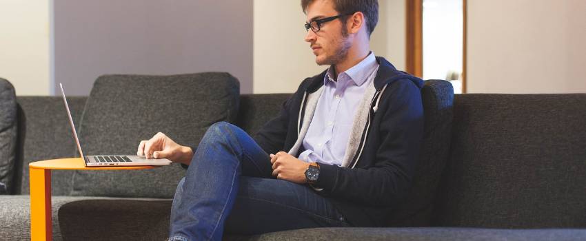 Pria pekerja copywriting (pixabay.com/StartupStockPhotos)