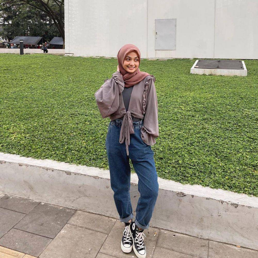 potret selebgram Elya Anisa dengan outfit kasual (instagram.com/elyanisa_)