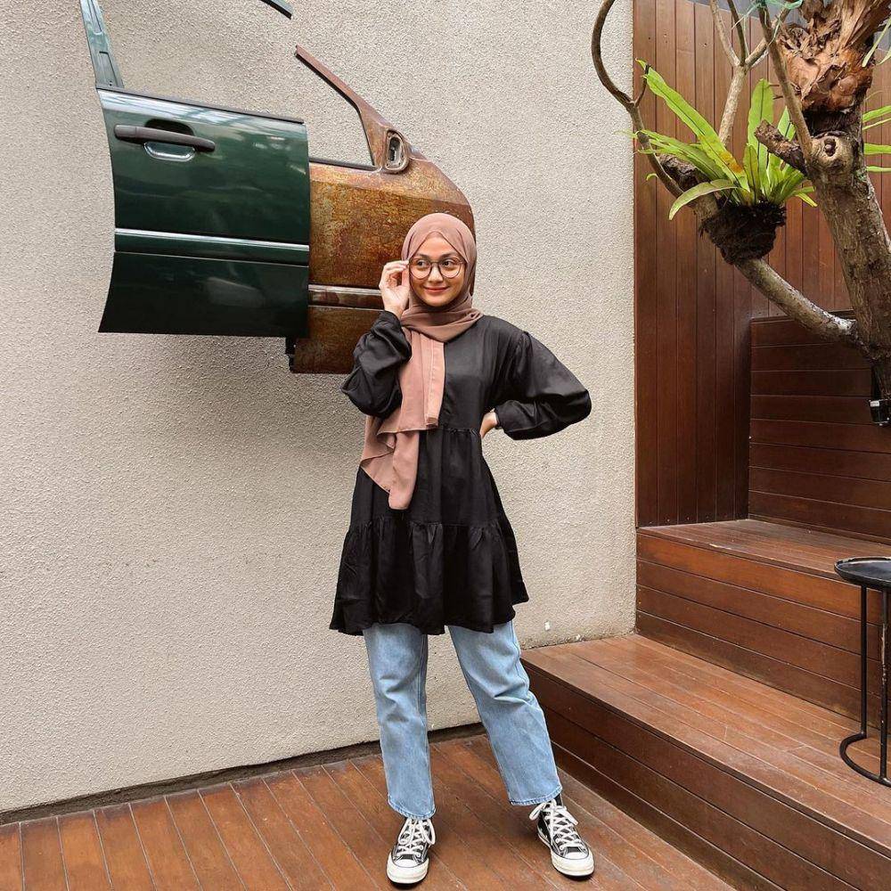potret selebgram Elya Anisa dengan outfit kasual (instagram.com/elyanisa_)