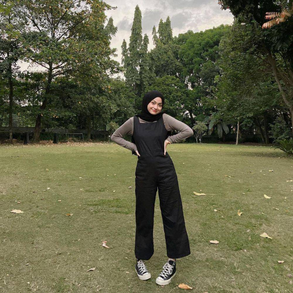 potret selebgram Elya Anisa dengan outfit kasual (instagram.com/elyanisa_)