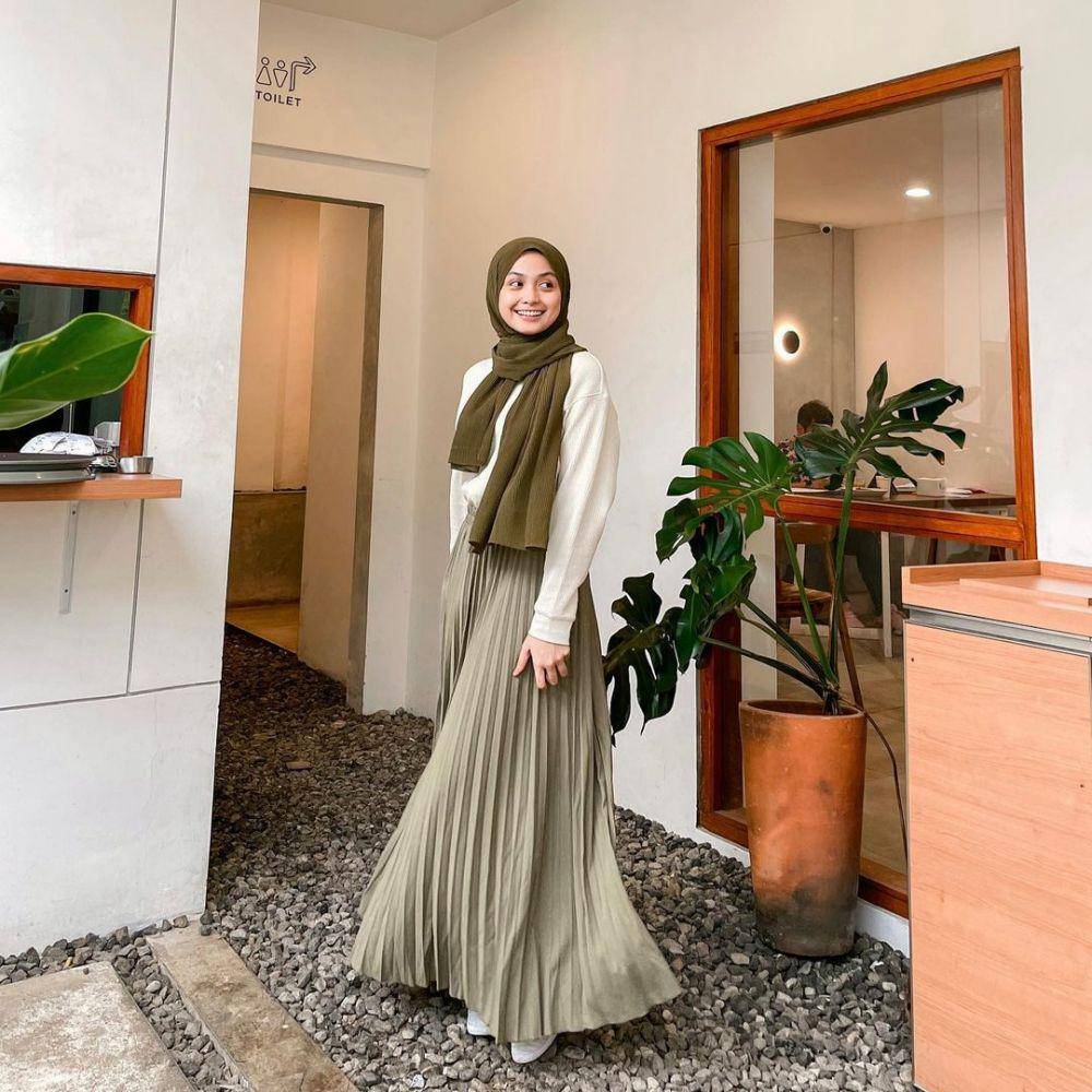 padu padan outfit warna hijau ala selebgram Elya Anisa (instagram.com/elyanisa_)