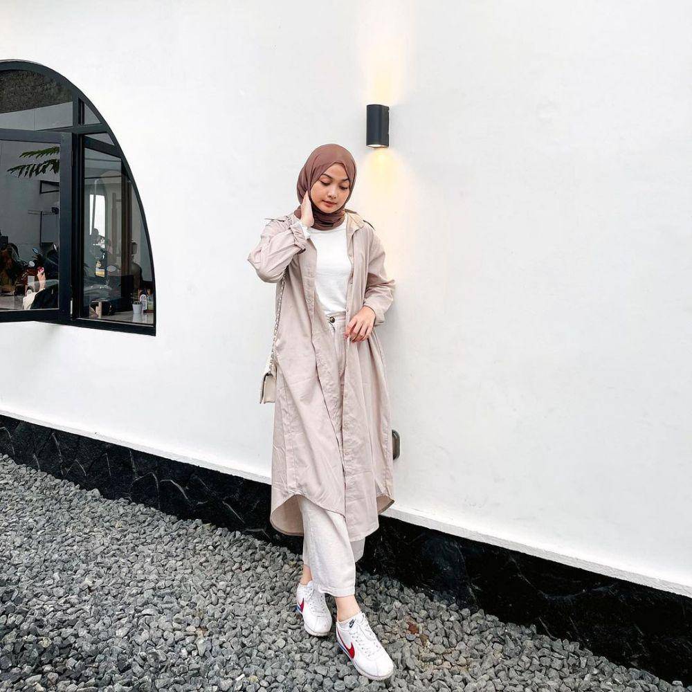 potret selebgram Elya Anisa dengan outfit kasual (instagram.com/elyanisa_)