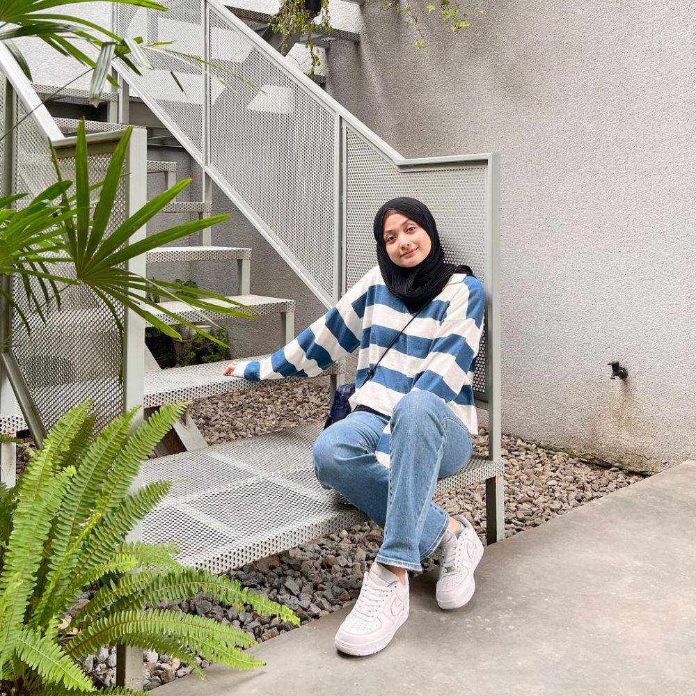potret selebgram Elya Anisa dengan outfit kasual (instagram.com/elyanisa_)