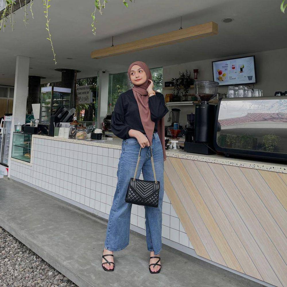 potret selebgram Elya Anisa dengan outfit kasual (instagram.com/elyanisa_)