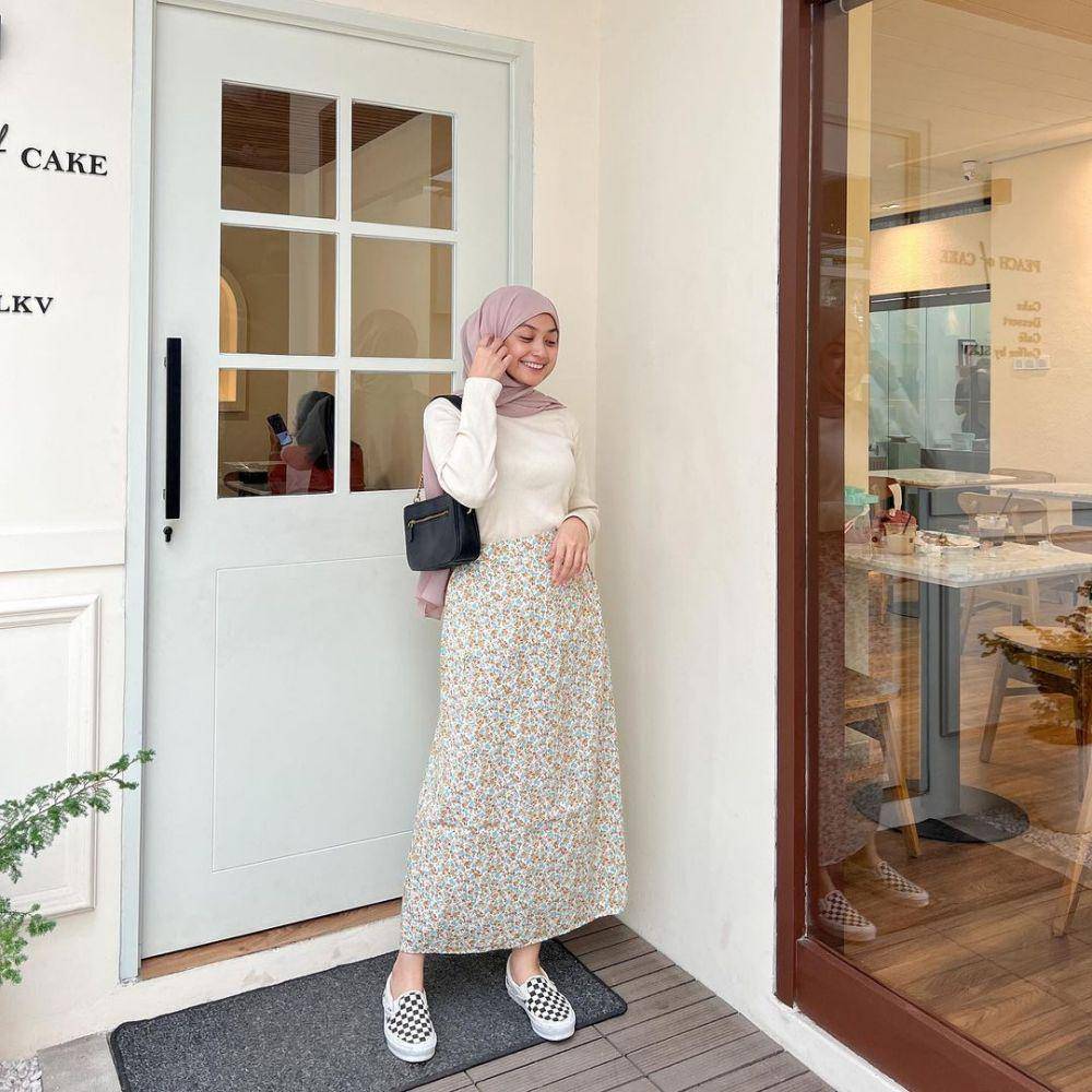 potret selebgram Elya Anisa dengan outfit kasual (instagram.com/elyanisa_)