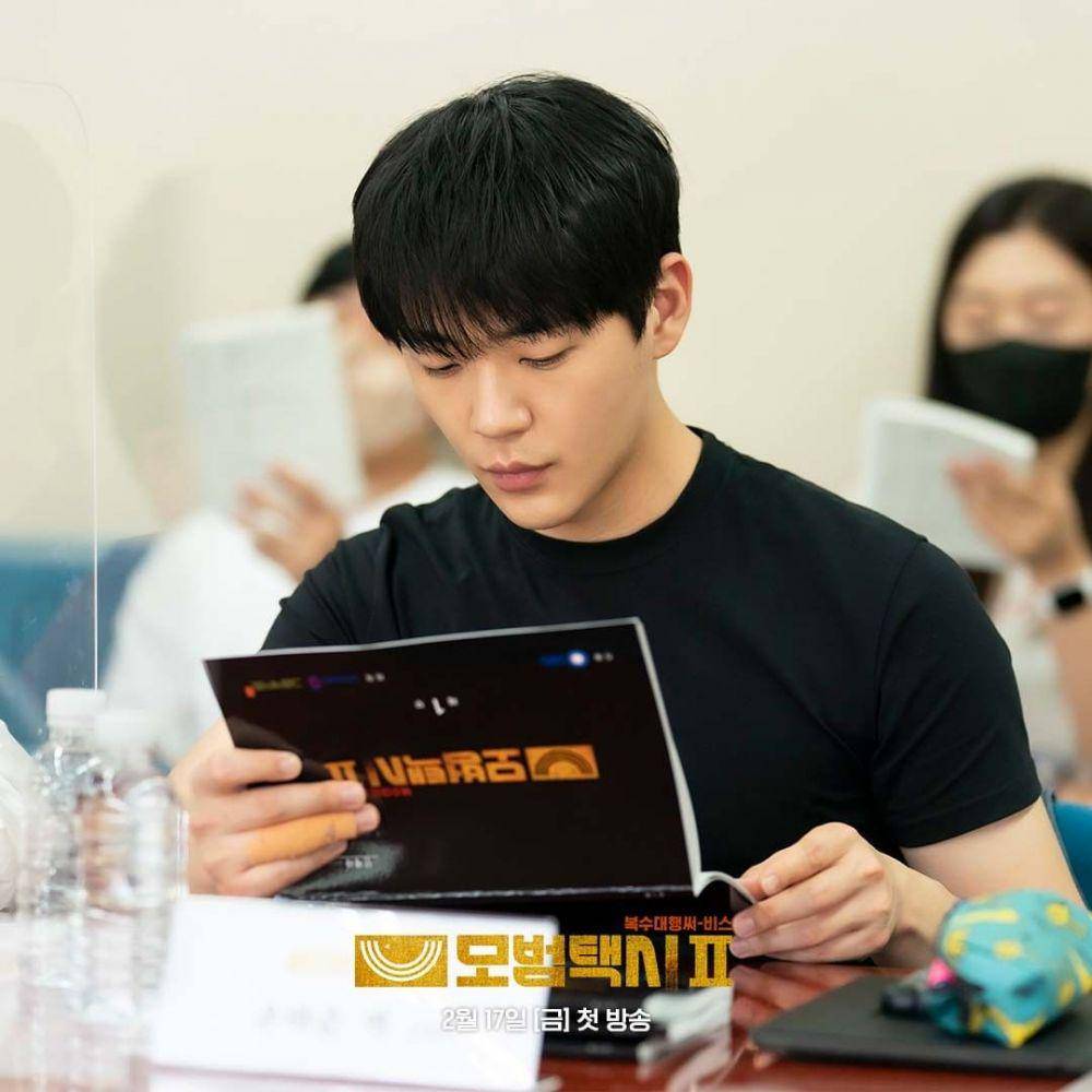 potret Shin Jae Ha dalam pembacaan naskah Taxi Driver 2 (instagram.com/sbsdrama.official)
