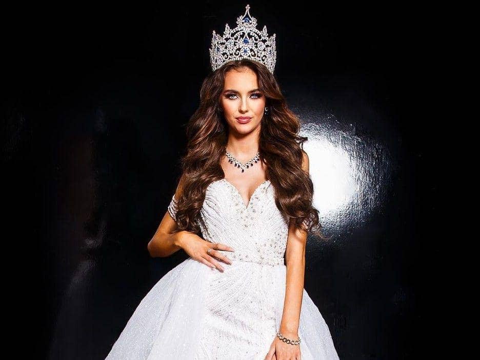 9 Potret Hrafnhildur Haraldsdottir Miss Universe Islandia 2022, Sweet!
