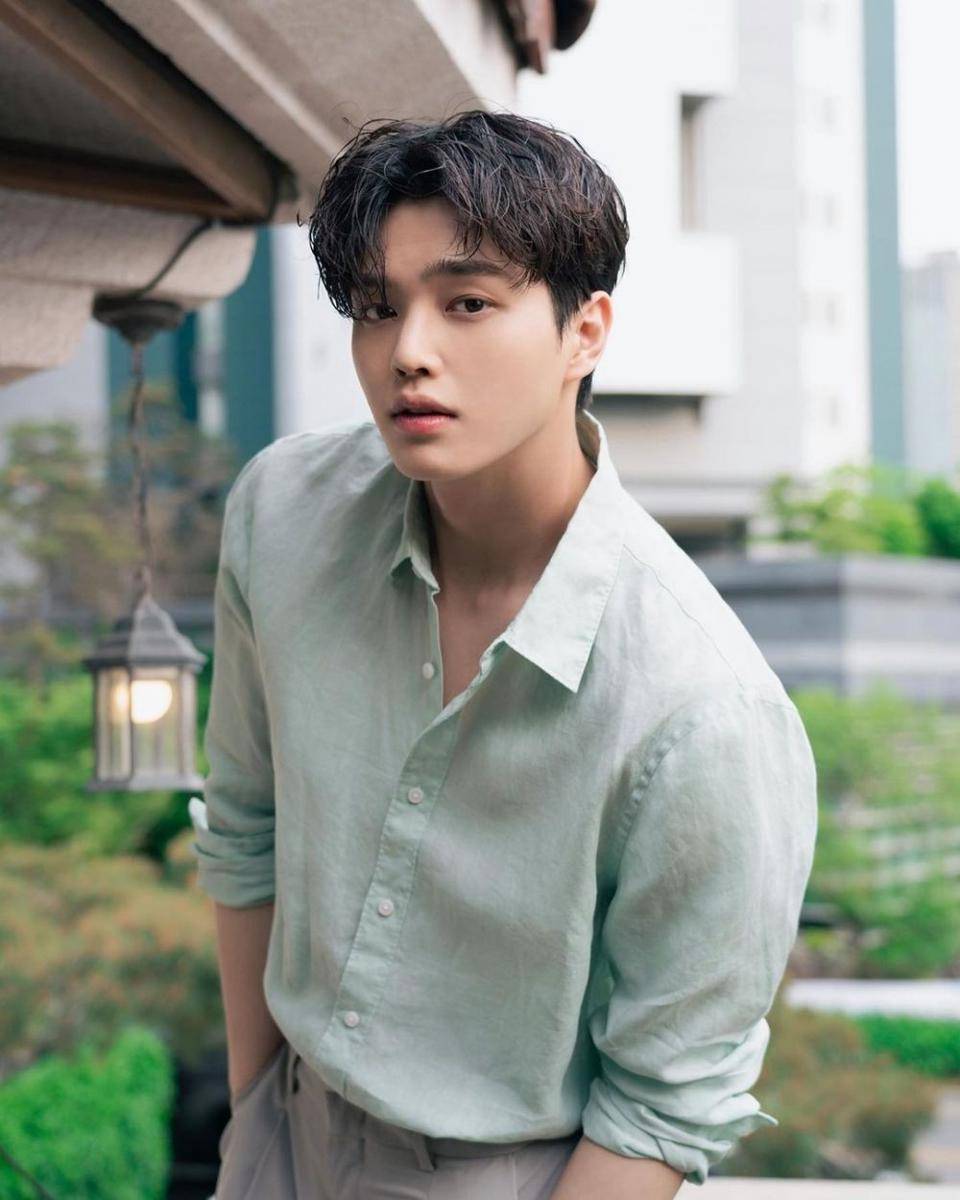 Song Kang (instagram.com/songkang_b)