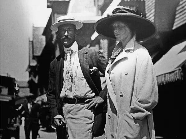 Potret John Jacob Astor bersama istrinya sebelum menaiki Titanic. (https://www.insider.com)