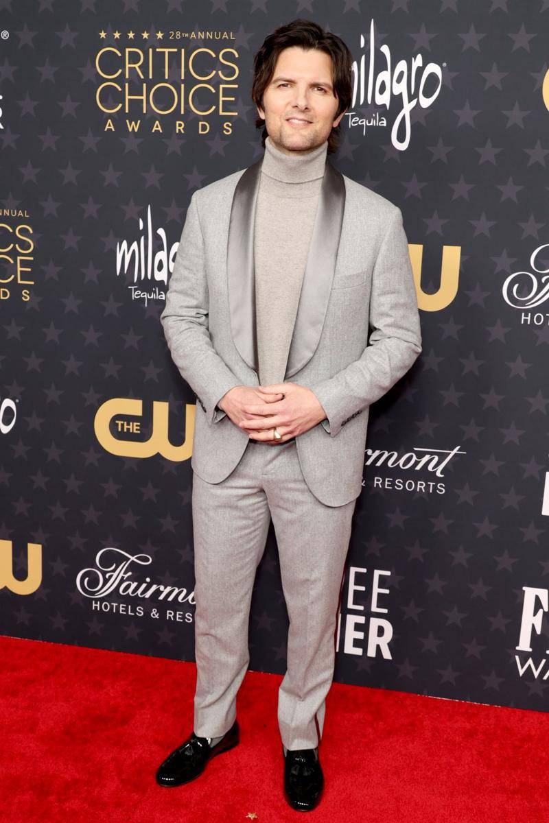 Adam Scott di Critics Choice Awards 2023 (dok. Pop Sugar)