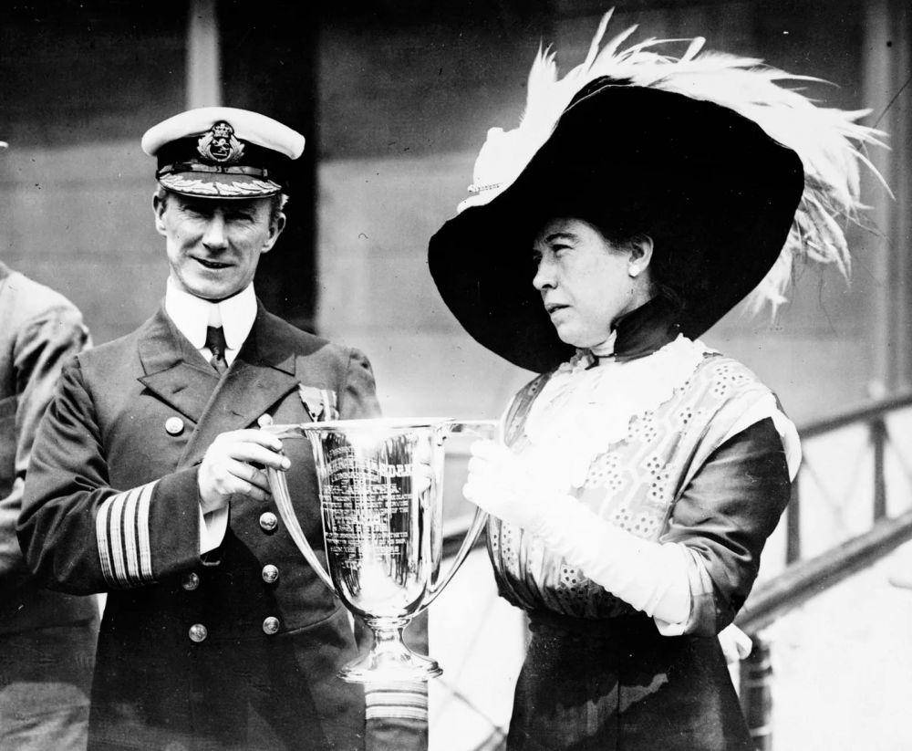 Molly Brown memberikan penghargaan pada Kapten Arthur Henry Rostron berkat jasanya sebagai kapten kapal Carpathia yang menyelamatkan korban Titanic. (https://www.britannica.com)