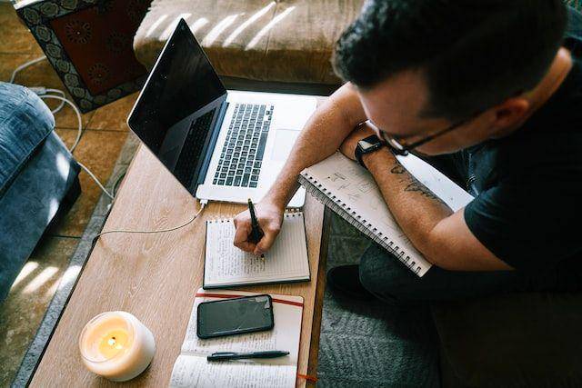 ilustrasi menyusun resolusi (unsplash.com/ConvertKit)