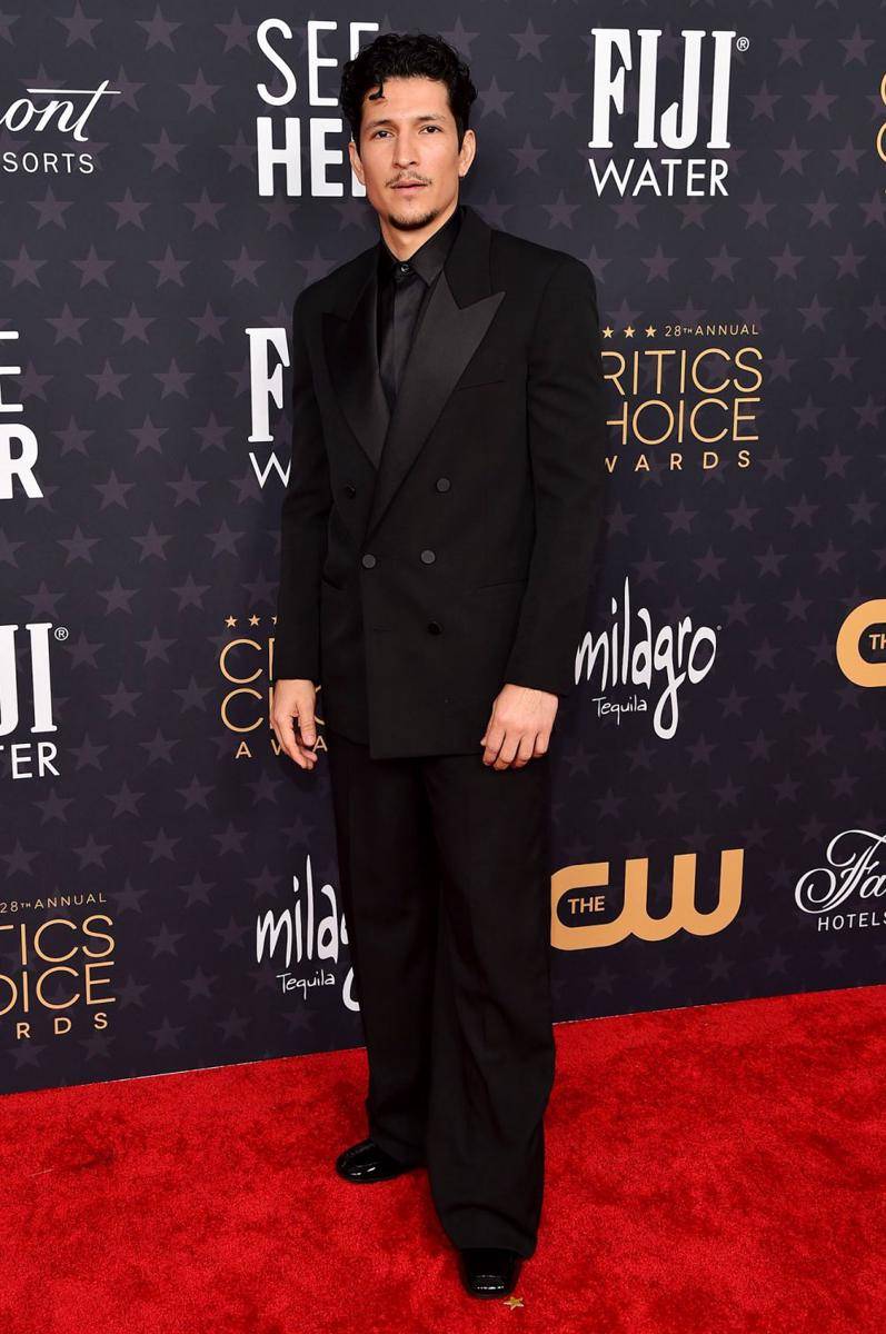 Danny Ramirez di Critics Choice Awards 2023 (dok. US Weekly)