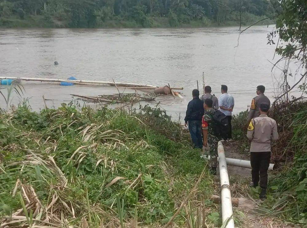 ( Polsek Rantau Alai kabupaten Ogan Ilir saat menghentikan aktivitas tambang pasir di Desa Santapan Timur, Kecamatan Kandis, Kabupaten Ogan Ilir) IDN Times/Istimewa