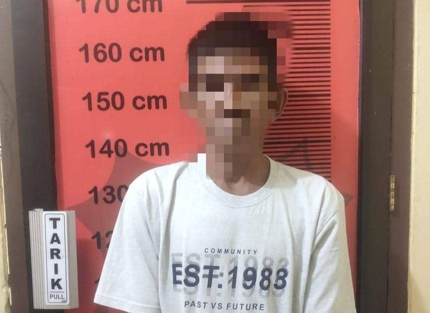 Seorang penjaga sekolah ditangkap petugas Polsek Pasir Sakti, itu karena diduga nekat mencuri hingga menjual ribuan buku di tempatnya bekerja. (Dok. Polres Lampung Timur).