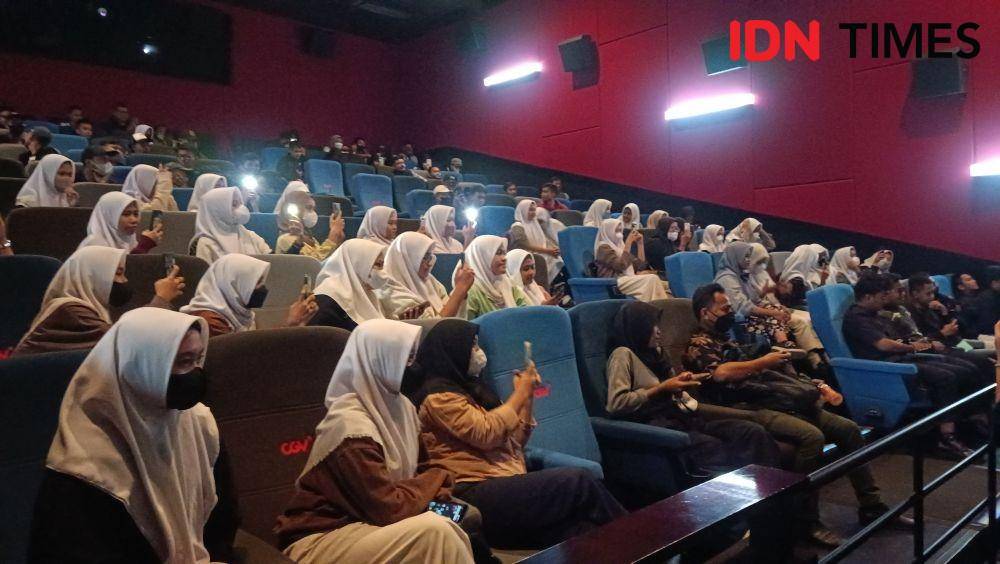 Potret keseruan penonton Balada Si Roy di Bekasi saat kedatangan pemerannya. (IDN Times/Imam Faishal)
