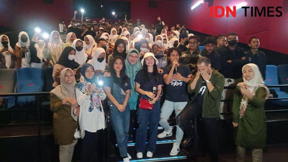 Potret keseruan penonton Balada Si Roy di Bekasi saat kedatangan pemerannya. (IDN Times/Imam Faishal)