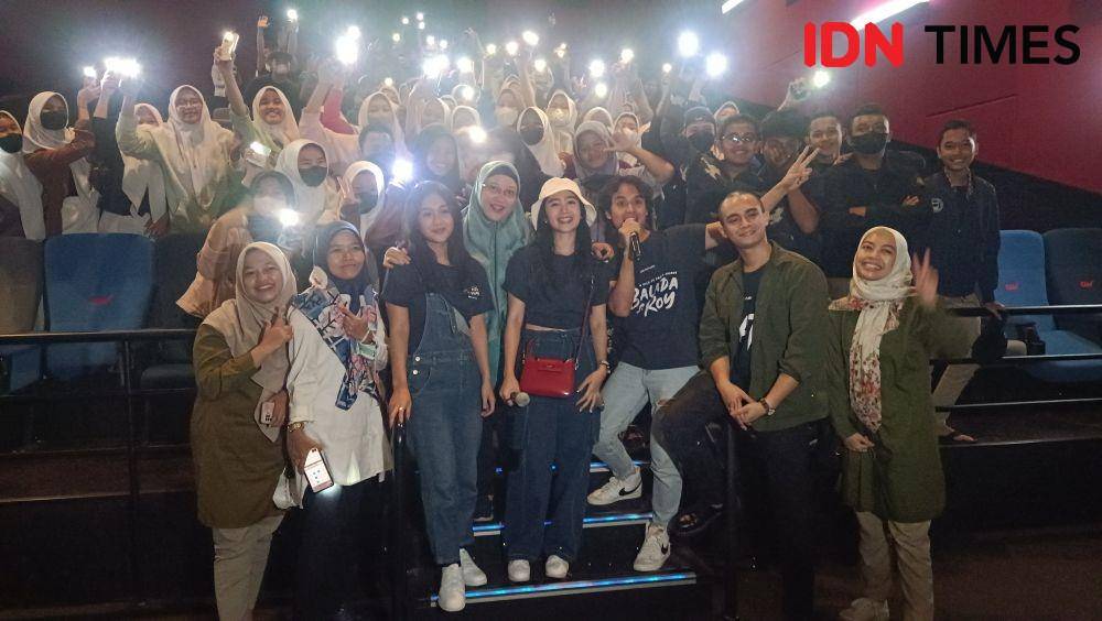 Potret keseruan penonton Balada Si Roy di Bekasi saat kedatangan pemerannya. (IDN Times/Imam Faishal)