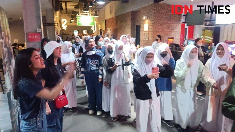Potret keseruan penonton Balada Si Roy di Bekasi saat kedatangan pemerannya. (IDN Times/Imam Faishal)