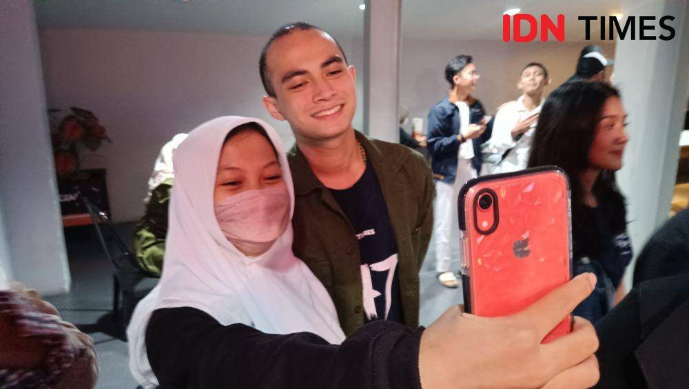 Potret keseruan penonton Balada Si Roy di Bekasi saat kedatangan pemerannya. (IDN Times/Imam Faishal)