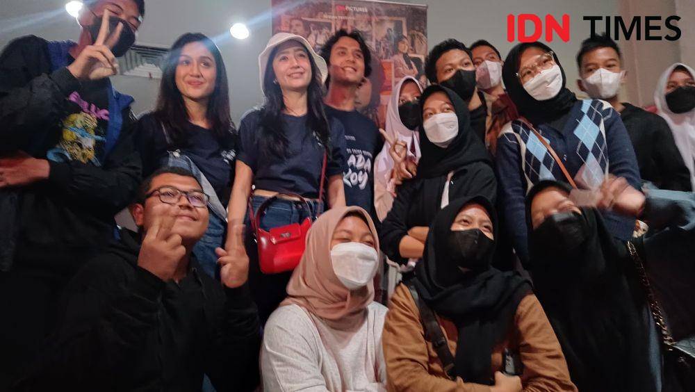 Potret keseruan penonton Balada Si Roy di Bekasi saat kedatangan pemerannya. (IDN Times/Imam Faishal)