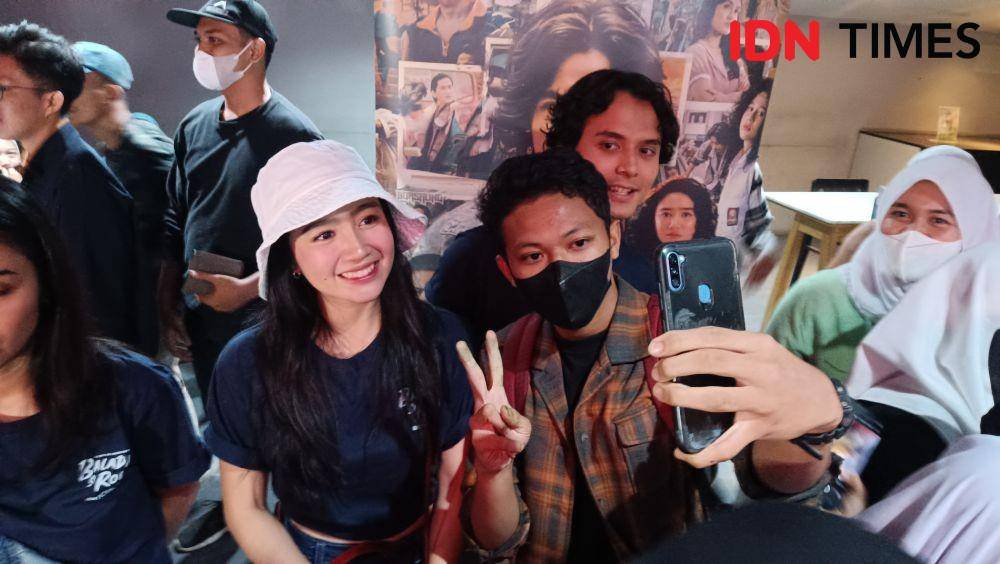 Potret keseruan penonton Balada Si Roy di Bekasi saat kedatangan pemerannya. (IDN Times/Imam Faishal)