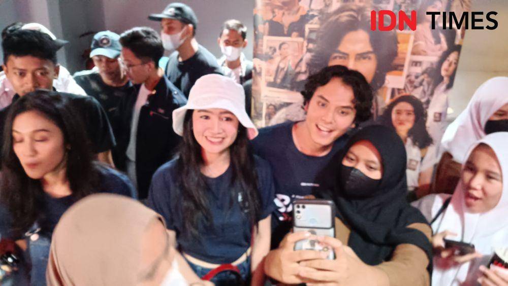 Potret keseruan penonton Balada Si Roy di Bekasi saat kedatangan pemerannya. (IDN Times/Imam Faishal)