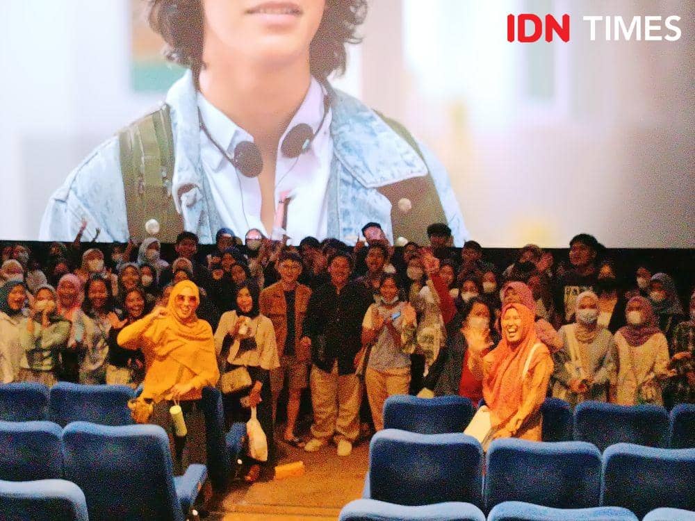 Puluhan mahasiswa Universitas Sumatra Utara (USU) berkesempatan nonton bareng film Balada Si Roy pada hari pertama ini ditayangkan di bioskop