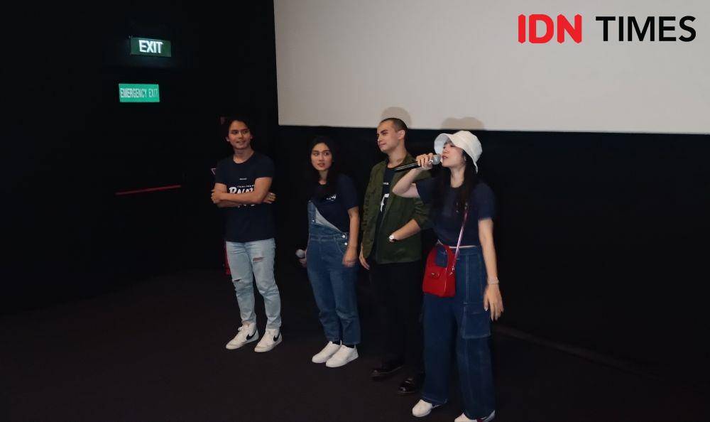 Potret keseruan penonton Balada Si Roy di Bekasi saat kedatangan pemerannya. (IDN Times/Imam Faishal)
