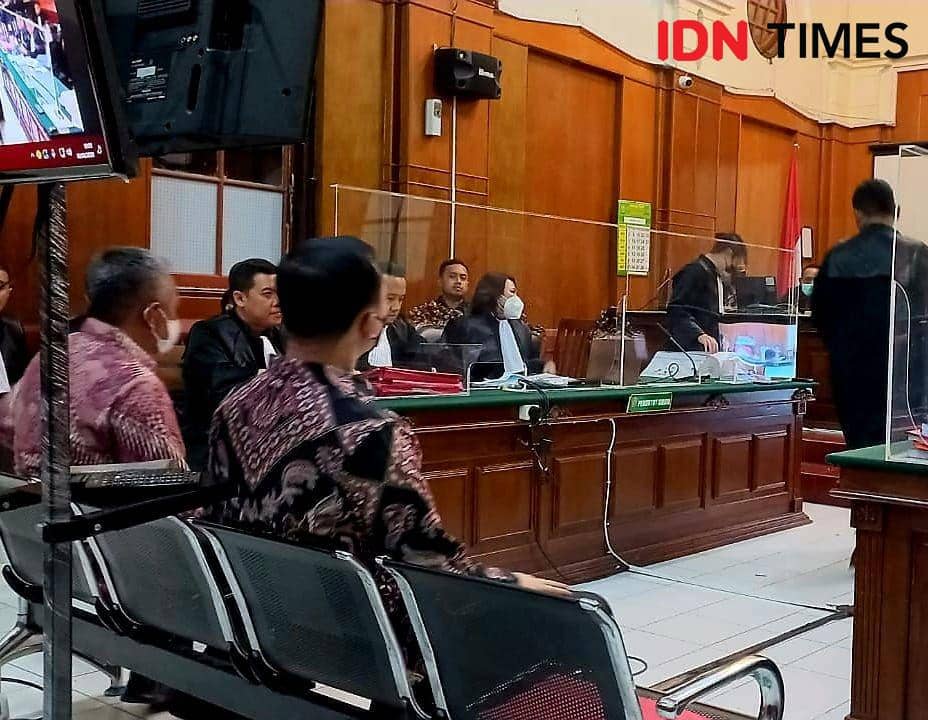 Eks Kapolres Malang, AKBP Ferli Hidayat saat jadi saksi sidang tragedi Kanjuruhan. IDN Times/Ardiansyah Fajar.