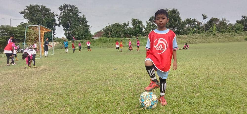 Ilustrasi sekolah sepak bola (SSB) di Kecamatan Laren, Kabupaten Lamongan. IDN Times/Imron